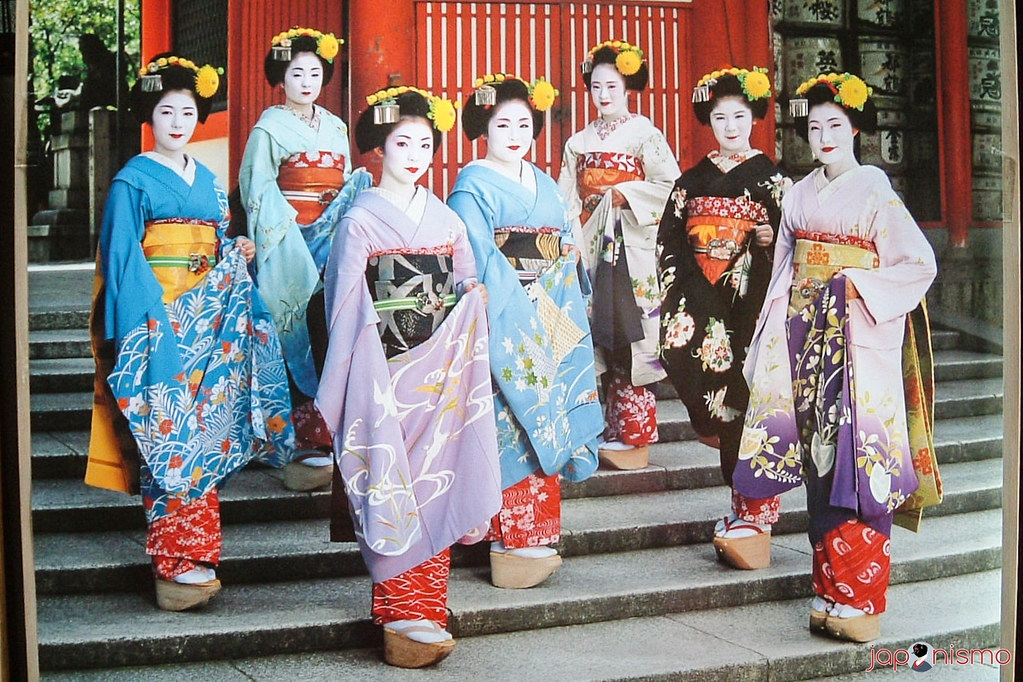 como son los zapatos de las geishas